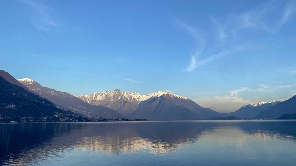 Ein Blick von Gravedona aus über den Comersee in Richtung Norden. Über dem See erheben sich Majestätisch die Berge des Valtellina Tals.